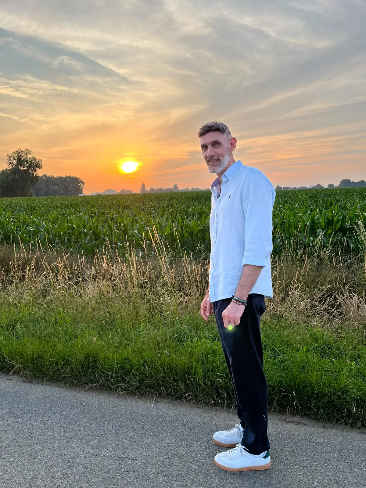 Un chemin ouvert vers la lumière de l’horizon